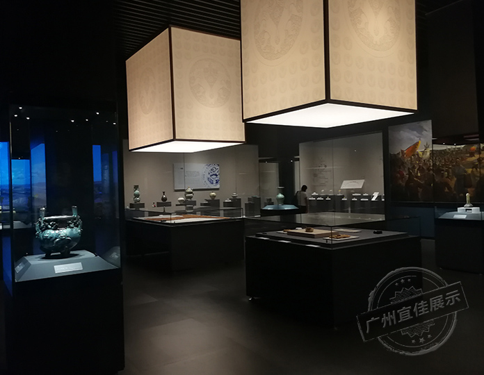 博物館沿墻通體展柜價格