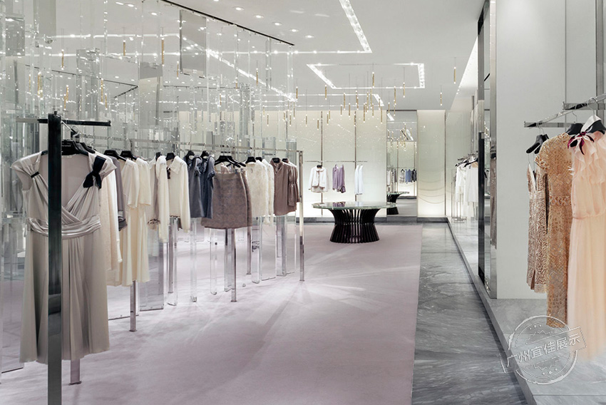 Holt-Renfrew 服裝展柜 
