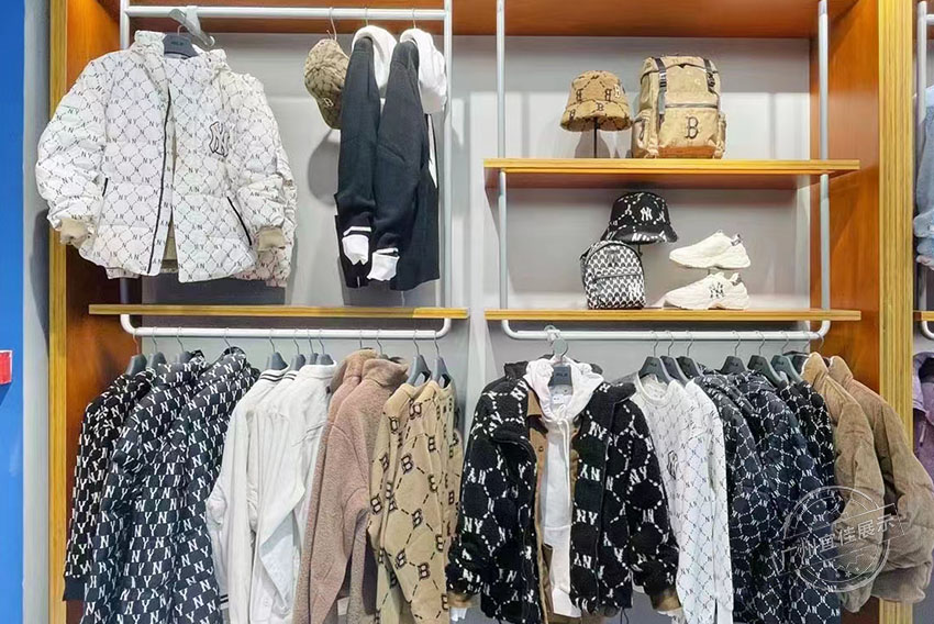 Tommy 服裝展柜