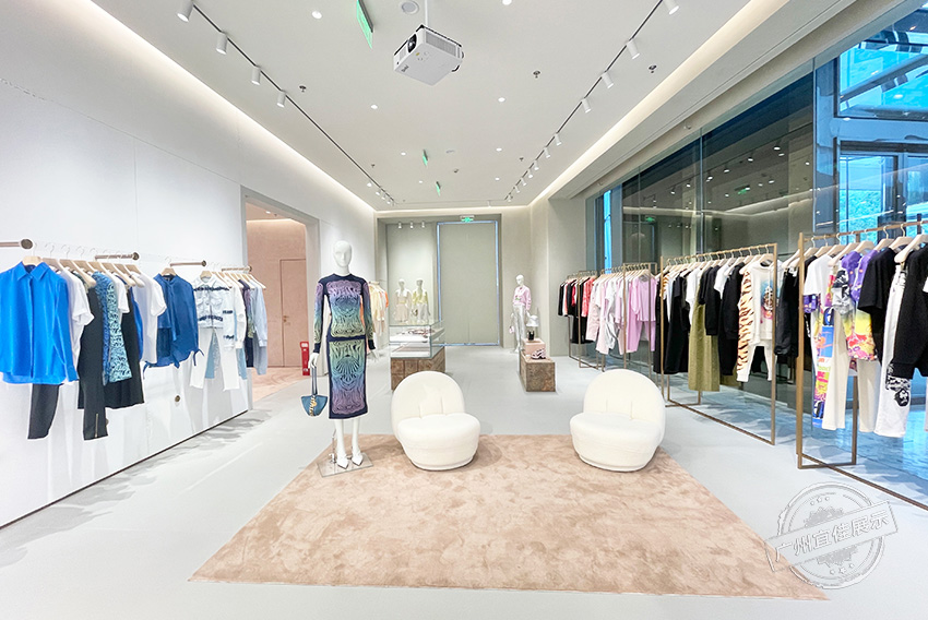 服裝展柜定制安裝