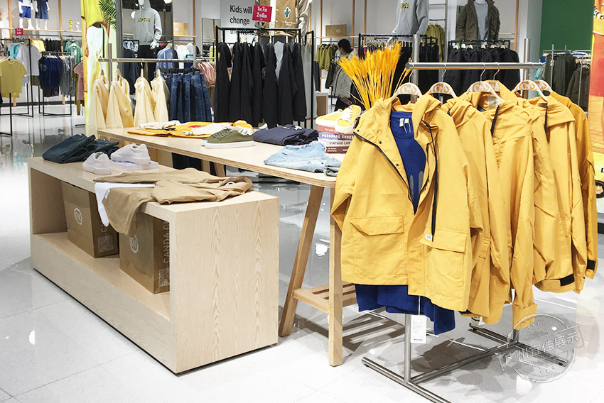 CA 服裝展柜（佛山寶港奧萊專(zhuān)賣(mài)店）