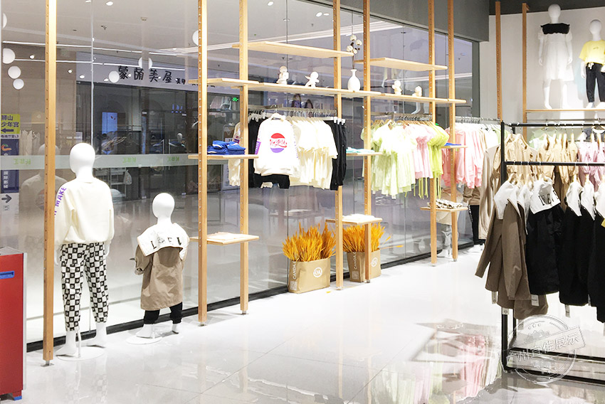 CA 服裝展柜（佛山寶港奧萊專(zhuān)賣(mài)店）