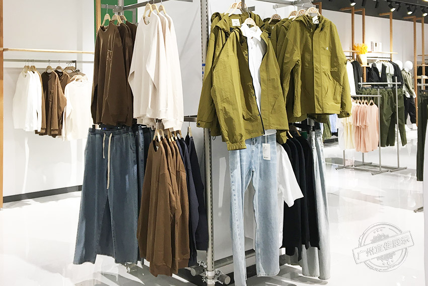 CA 服裝展柜（佛山寶港奧萊專(zhuān)賣(mài)店）