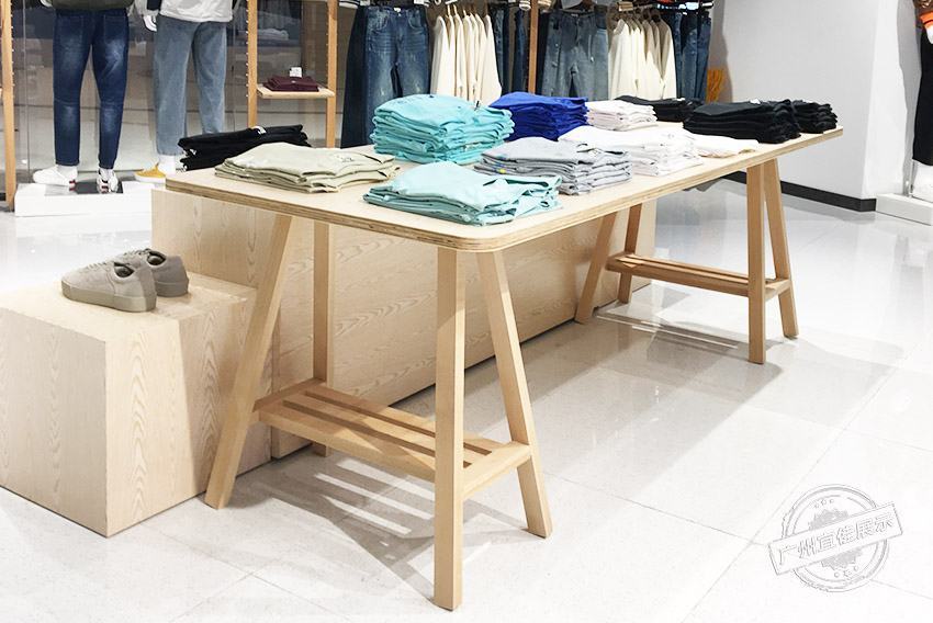 CA 服裝展柜（佛山寶港奧萊專(zhuān)賣(mài)店）