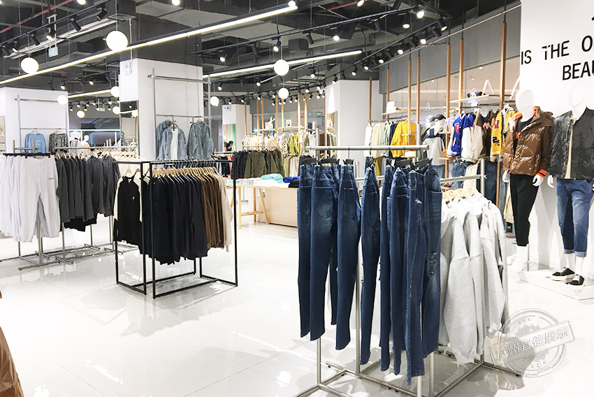 CA 服裝展柜（佛山寶港奧萊專(zhuān)賣(mài)店）