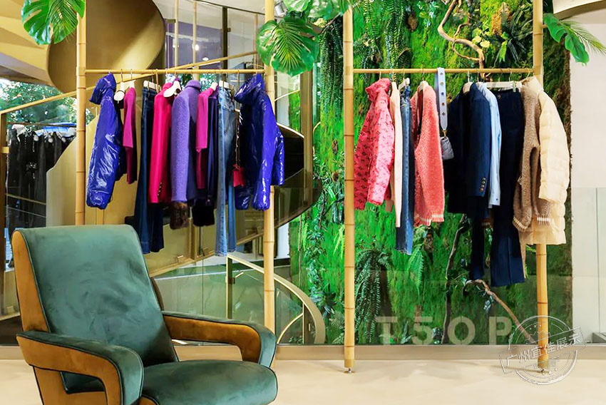 PINKO 服裝展柜